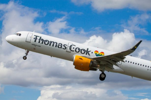 Passeggero assalta l'equipaggio di cabina a 10.000 metri. Caos a bordo di un aereo Thomas Cook