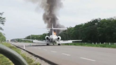 I trafficanti di droga messicani abbandonano l'aereo sull'autostrada - VIDEO