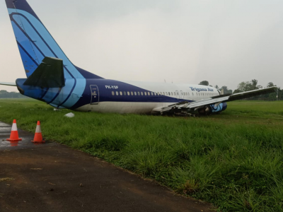 Jakarta, guasto a un carrello: aereo torna indietro dopo il decollo ed esce fuori di pista in fase di atterraggio
