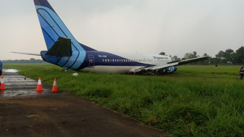 Jakarta, guasto a un carrello: aereo torna indietro dopo il decollo ed esce fuori di pista in fase di atterraggio