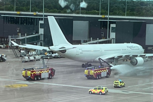 Paura a Manchester, il motore dell’aereo prende fuoco appena tocca la pista d’atterraggio