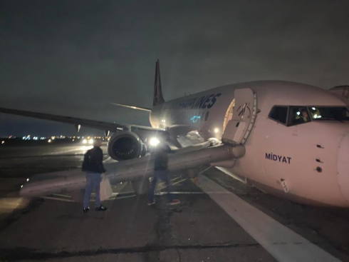 Il carrello collassa, atterraggio da brivido ad Odessa in Ucraina. Video