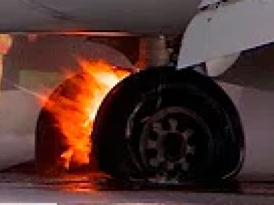 Carrello prende fuoco su aereo SkyUp Airlines in atterraggio. Video