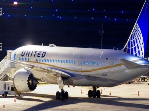 Allarme bomba: aereo deviato e si scatena il panico.