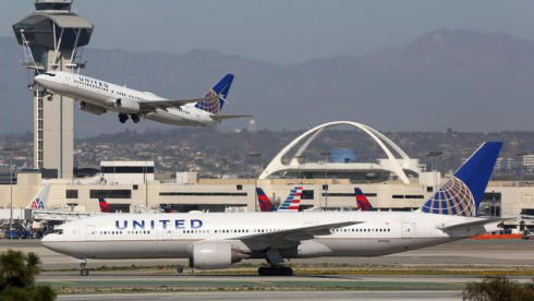 Passeggero apre il portellone di un aereo in rullaggio e salta fuori.