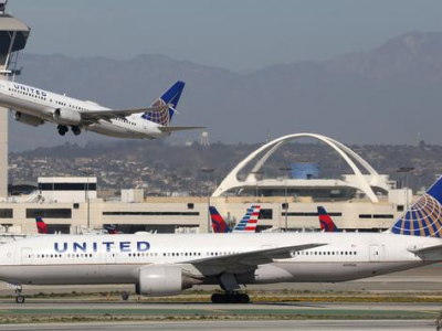 Passeggero apre il portellone di un aereo in rullaggio e salta fuori. 