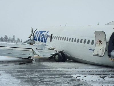 Russia: impressionanti immagini di un Boeing 737 costretto ad atterrare in emergenza senza carrello  - VIDEO 