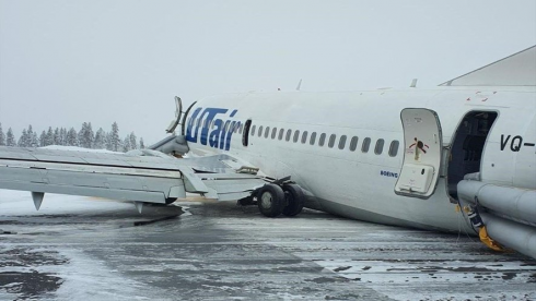Russia: impressionanti immagini di un Boeing 737 costretto ad atterrare in emergenza senza carrello  - VIDEO 