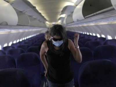 aereo passeggero con mascherina salva contagio