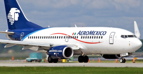 Il passeggero apre la porta d’emergenza del suo aereo e cammina sull'ala – Il video