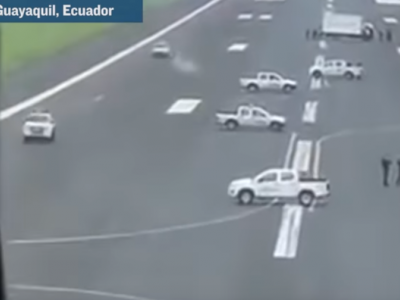 Coronavirus e trasporti. In Ecuador la sindaca di Guayaquil sbarra la pista dell’aeroporto con auto e camion per impedire l'atterraggio dei voli dall'Europa - VIDEO