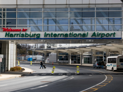 Un hacker dirotta il sistema di diffusione sonora dell'aeroporto per riprodurre un messaggio anti-Trump