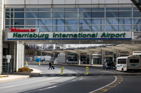 Un hacker dirotta il sistema di diffusione sonora dell'aeroporto per riprodurre un messaggio anti-Trump