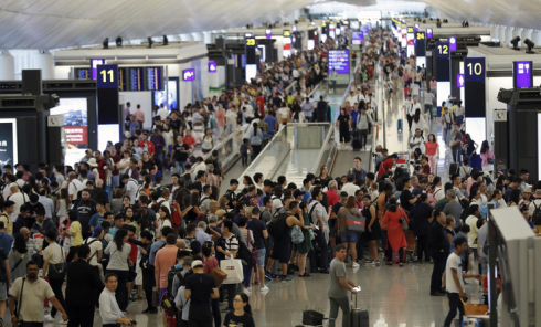 Hong Kong,manifestanti all'aeroporto: cancellati tutti i voli da e per l'aeroporto dell'ex colonia britannica