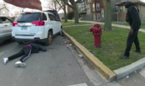 Fermato senza cintura, uomo afroamericano ucciso con 96 colpi in 41 secondi dalla polizia di Chicago – Il video