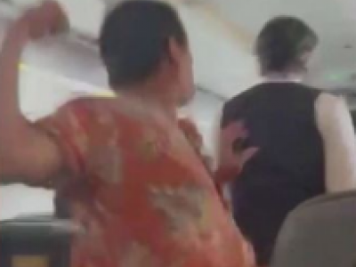 Il passeggero prende a pugni l'assistente di volo dell'American Airlines colpendolo alla nuca - VIDEO