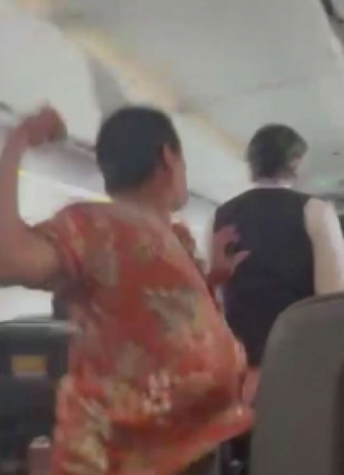 Il passeggero prende a pugni l'assistente di volo dell'American Airlines colpendolo alla nuca - VIDEO