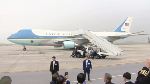 Vietnam, scala d'imbarco dell'Air Force One 'spinta' a mano sulla pista dagli uomini della scorta di Trump