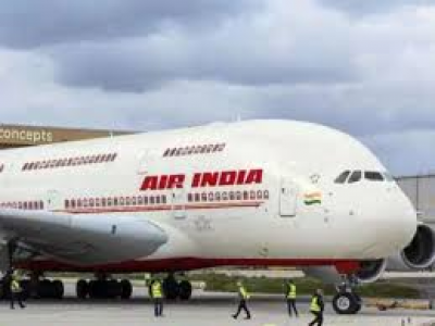 Il manager di una grande banca americana fa pipì su un 75enne su un volo Air India