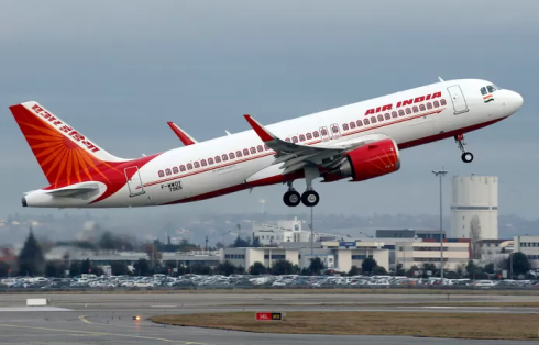India, aereo esce fuori pista e si spezza in due. È successo all’aeroporto di Kozhikode nel Kerala - VIDEO