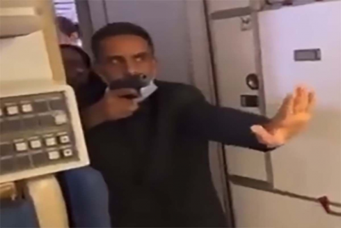 Viaggiare sicuri. Agente della sicurezza tiene i passeggeri sotto tiro con la pistola sul volo charter Jordan Aviation - VIDEO