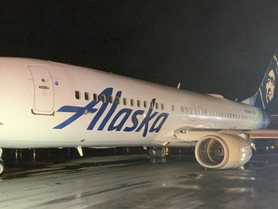 Il Boeing 737 dell'Alaska Airlines subisce danni durante la tempesta tropicale Hilary poco prima dell'atterraggio – Il video