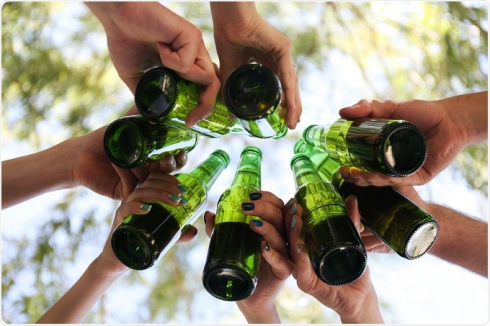 Bere alcol altera il metabolismo degli adolescenti e il volume della materia grigia