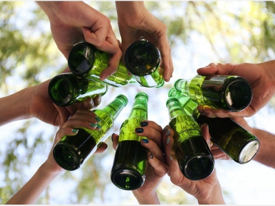 Bere alcol altera il metabolismo degli adolescenti e il volume della materia grigia