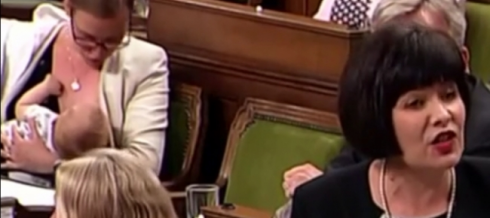 Ministro allatta in Parlamento, ovazione per Karina Gould.