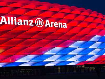 Aeroplano di carta lanciato dalle tribune di calcio dell'Allianz Arena di Monaco finisce nella porta avversaria 20 secondi dopo -VIDEO dell’incredibile traiettoria