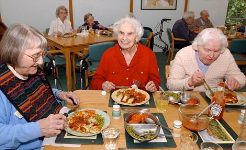 anziani che pranzano