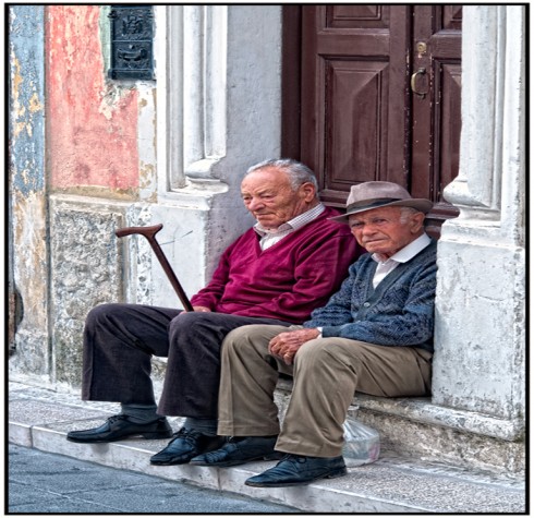anziani davanti porta di casa