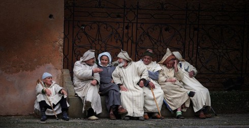 anziani immigrati seduti anziani immigrati seduti
