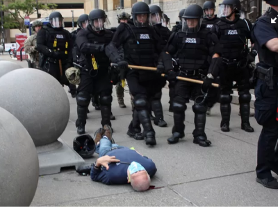 Proteste, nuove immagini shock dagli Usa: un anziano di 75 anni aggredito dagli agenti