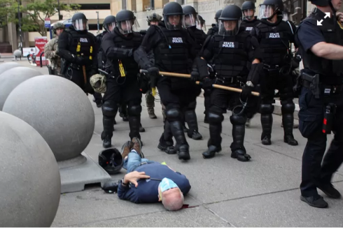 Proteste, nuove immagini shock dagli Usa: un anziano di 75 anni aggredito dagli agenti