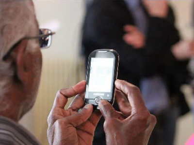 Dopo i 50 anni, l'uso del cellulare e di internet riduce il rischio di demenza