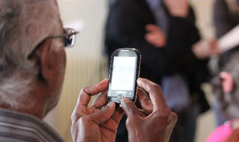 Dopo i 50 anni, l'uso del cellulare e di internet riduce il rischio di demenza