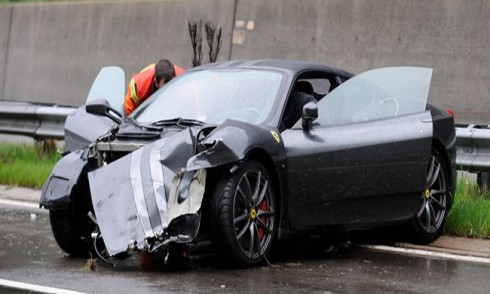 aquaplaning ferrari demolita