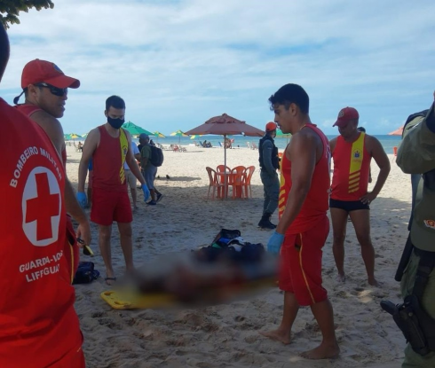 Dramma in Brasile! Un uomo ubriaco è stato aggredito da uno squalo mentre faceva pipì in mare.