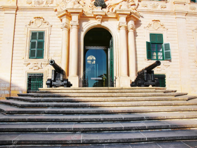 Italiani all'estero e bravate. Malta: sale col motorino sui gradini della sede del Primo Ministro a Valletta per farsi una foto
