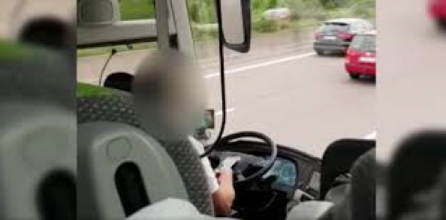 Ancora un autista di Flixbus con lo smartphone al volante - VIDEO.