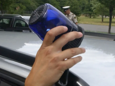 Le viene confiscata l&rsquo;auto e si ritrova sommersa dalle multe... a causa degli agenti di polizia che guidano la sua auto &ldquo;civetta&rdquo;