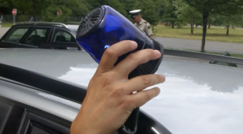 Le viene confiscata l’auto e si ritrova sommersa dalle multe... a causa degli agenti di polizia che guidano la sua auto “civetta”