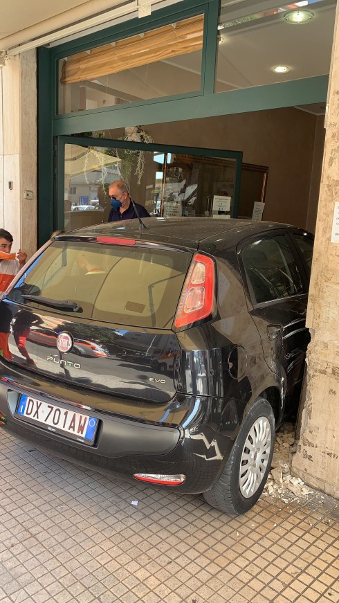 Lecce, sfonda la vetrina ed entra con l’auto nel bar. IL VIDEO
