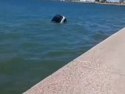 Auto finisce in mare: recuperata - VIDEO