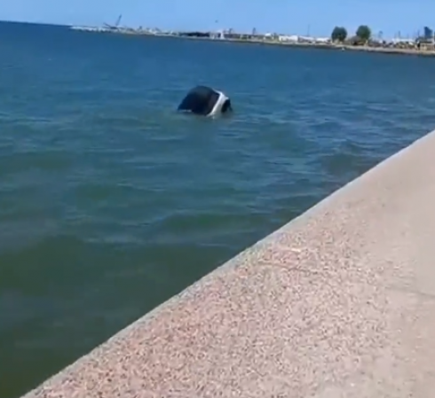 Auto finisce in mare: recuperata - VIDEO