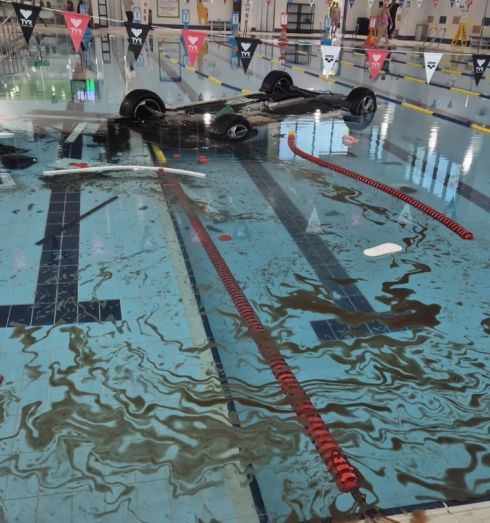 Telecamera di sorveglianza riprende auto di una pensionata che vola in piscina dopo aver sfondato una parete di vetro