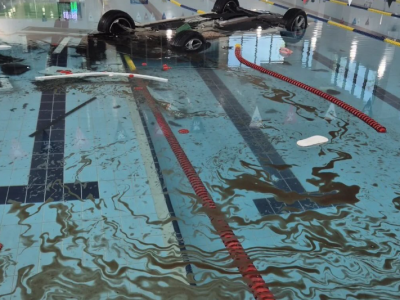 Telecamera di sorveglianza riprende auto di una pensionata che vola in piscina dopo aver sfondato una parete di vetro