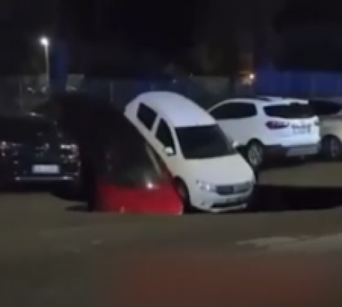 Un evento insolito: due auto inghiottite da una voragine apertasi mentre erano in sosta e non è la prima volta. Il video