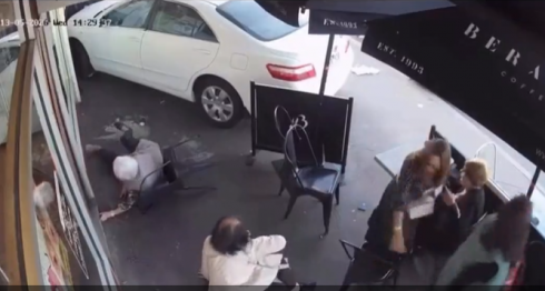 Due persone ferite dopo che un'auto si è schiantata contro un bar di Melbourne in Australia – Il video